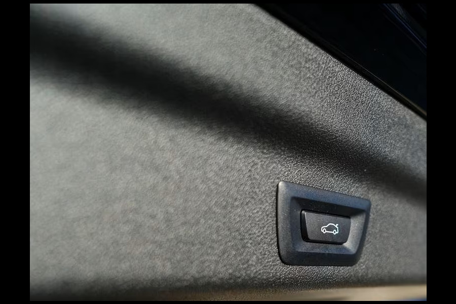 BMW X1 sDrive18iA M-SPORT ** ADAPT. LED, NAVI+, PANORAMA, TREKH, 19-inch LMV,  M-REMMEN ** 1e EIG - Ex BMW-AG - UNFALLFREI ** ** INFORMEER OOK NAAR ONZE AANTREKKELIJKE FINANCIAL-LEASE TARIEVEN **