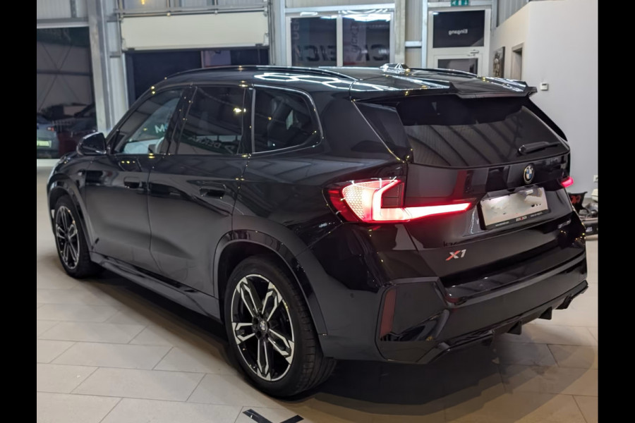 BMW X1 sDrive18iA M-SPORT ** ADAPT. LED, NAVI+, PANORAMA, TREKH, 19-inch LMV,  M-REMMEN ** 1e EIG - Ex BMW-AG - UNFALLFREI ** ** INFORMEER OOK NAAR ONZE AANTREKKELIJKE FINANCIAL-LEASE TARIEVEN **
