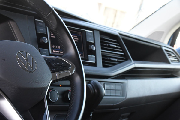 Volkswagen Transporter 2.0 TDI L2H1 Bulli Edition Adaptieve Cruise, Camera, Carplay, LED, Stoelverwarming, Trekhaak, Multimedia, 150pk, Automaat, Standkachel, Uniek!