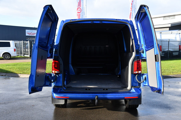 Volkswagen Transporter 2.0 TDI L2H1 Bulli Edition Adaptieve Cruise, Camera, Carplay, LED, Stoelverwarming, Trekhaak, Multimedia, 150pk, Automaat, Standkachel, Uniek!