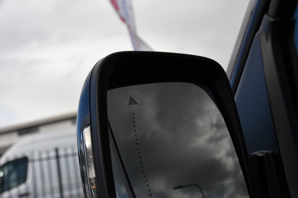 Nissan Primastar 2.0 dCi 150 L2H1 DC Black Edition 5 Jaar Garantie, Camera, Cruise, LED, Stoelverwarming, 2 x Schuifdeur, Clima, Automaat, Keyless, Uniek!