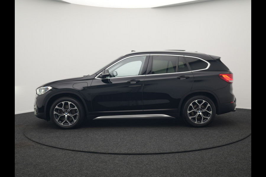 BMW X1 xDrive25e Sportline Plug In Hybrid 222pk Dealer O.H. PHEV | Trekhaak Afn. | Panodak | Head Up | Lederen Sportstoelen Verwarmd | LED Koplampen | Sfeerverlichting | Navigatie | Cruise Control | DAB |