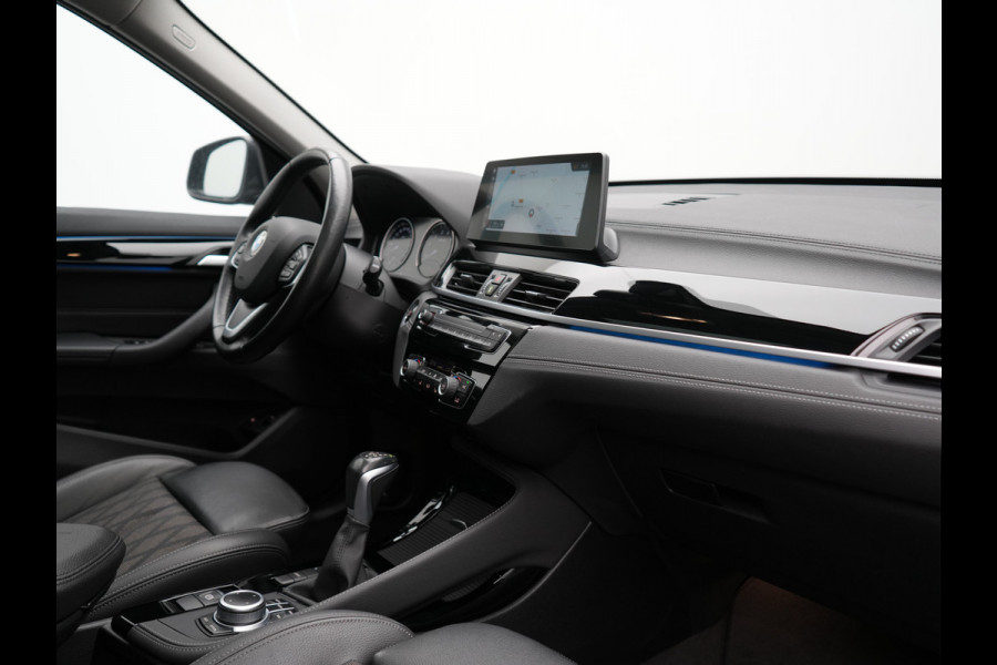 BMW X1 xDrive25e Sportline Plug In Hybrid 222pk Dealer O.H. PHEV | Trekhaak Afn. | Panodak | Head Up | Lederen Sportstoelen Verwarmd | LED Koplampen | Sfeerverlichting | Navigatie | Cruise Control | DAB |