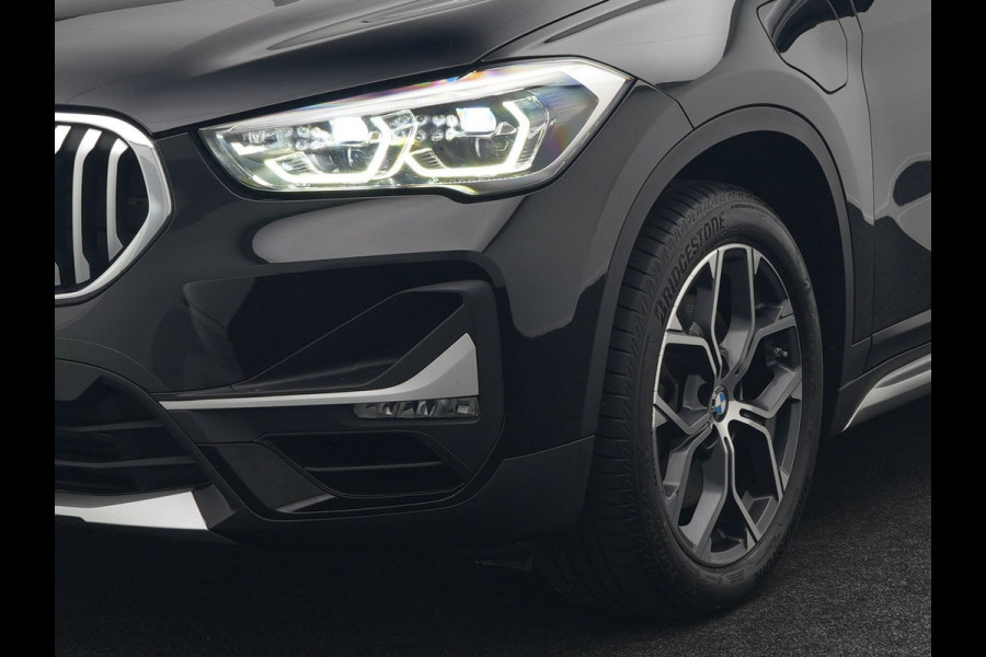 BMW X1 xDrive25e Sportline Plug In Hybrid 222pk Dealer O.H. PHEV | Trekhaak Afn. | Panodak | Head Up | Lederen Sportstoelen Verwarmd | LED Koplampen | Sfeerverlichting | Navigatie | Cruise Control | DAB |