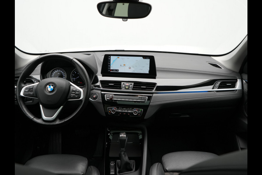 BMW X1 xDrive25e Sportline Plug In Hybrid 222pk Dealer O.H. PHEV | Trekhaak Afn. | Panodak | Head Up | Lederen Sportstoelen Verwarmd | LED Koplampen | Sfeerverlichting | Navigatie | Cruise Control | DAB |