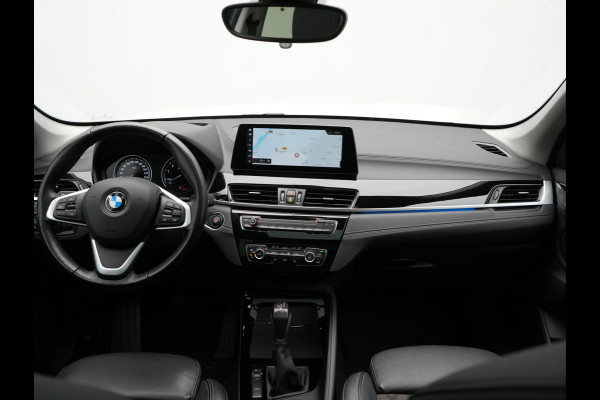 BMW X1 xDrive25e Sportline Plug In Hybrid 222pk Dealer O.H. PHEV | Trekhaak Afn. | Panodak | Head Up | Lederen Sportstoelen Verwarmd | LED Koplampen | Sfeerverlichting | Navigatie | Cruise Control | DAB |