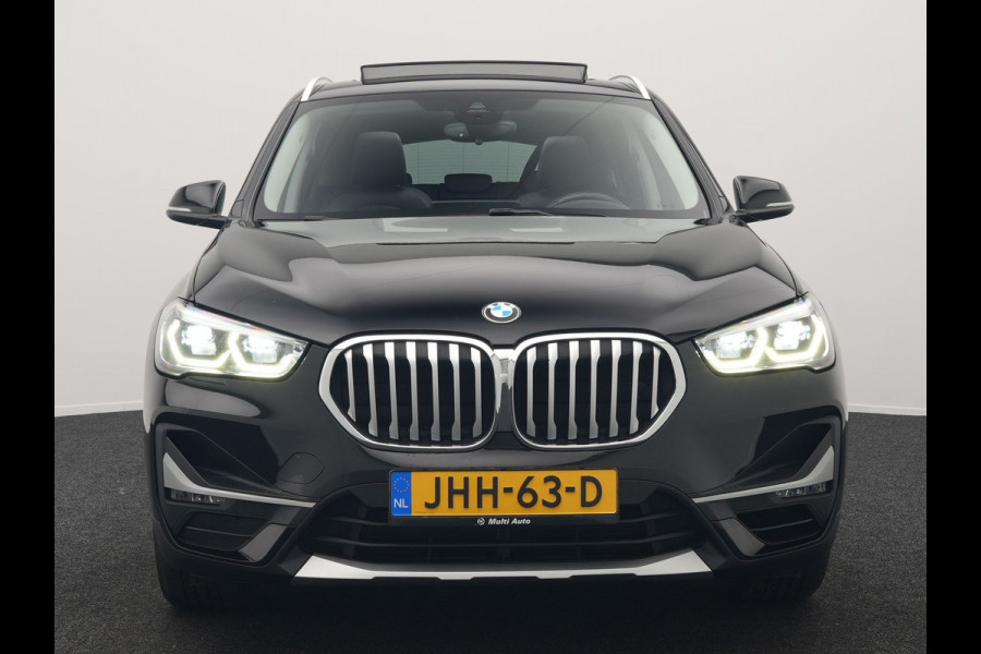 BMW X1 xDrive25e Sportline Plug In Hybrid 222pk Dealer O.H. PHEV | Trekhaak Afn. | Panodak | Head Up | Lederen Sportstoelen Verwarmd | LED Koplampen | Sfeerverlichting | Navigatie | Cruise Control | DAB |