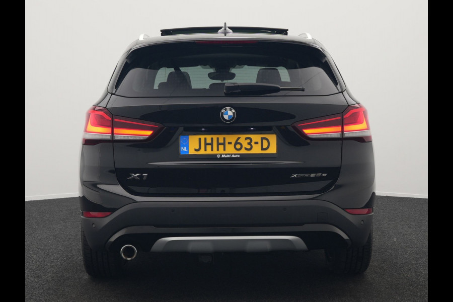 BMW X1 xDrive25e Sportline Plug In Hybrid 222pk Dealer O.H. PHEV | Trekhaak Afn. | Panodak | Head Up | Lederen Sportstoelen Verwarmd | LED Koplampen | Sfeerverlichting | Navigatie | Cruise Control | DAB |
