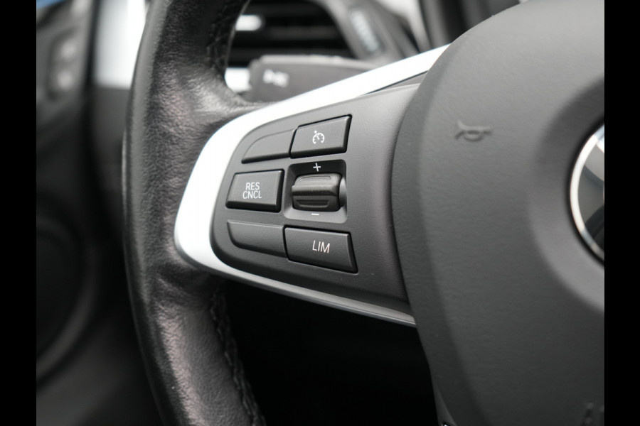 BMW X1 xDrive25e Sportline Plug In Hybrid 222pk Dealer O.H. PHEV | Trekhaak Afn. | Panodak | Head Up | Lederen Sportstoelen Verwarmd | LED Koplampen | Sfeerverlichting | Navigatie | Cruise Control | DAB |