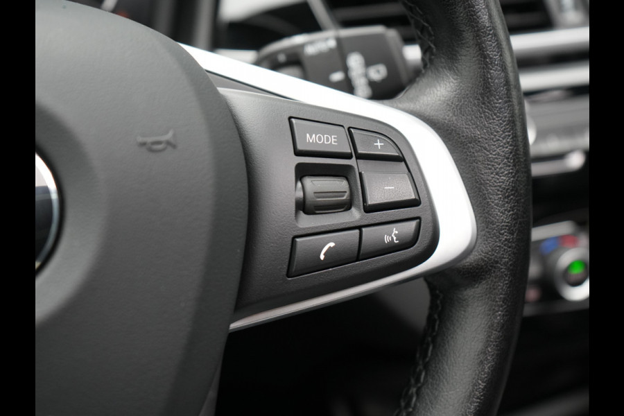 BMW X1 xDrive25e Sportline Plug In Hybrid 222pk Dealer O.H. PHEV | Trekhaak Afn. | Panodak | Head Up | Lederen Sportstoelen Verwarmd | LED Koplampen | Sfeerverlichting | Navigatie | Cruise Control | DAB |