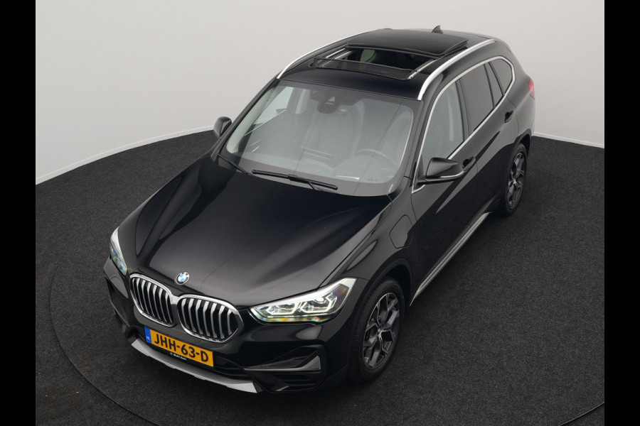 BMW X1 xDrive25e Sportline Plug In Hybrid 222pk Dealer O.H. PHEV | Trekhaak Afn. | Panodak | Head Up | Lederen Sportstoelen Verwarmd | LED Koplampen | Sfeerverlichting | Navigatie | Cruise Control | DAB |