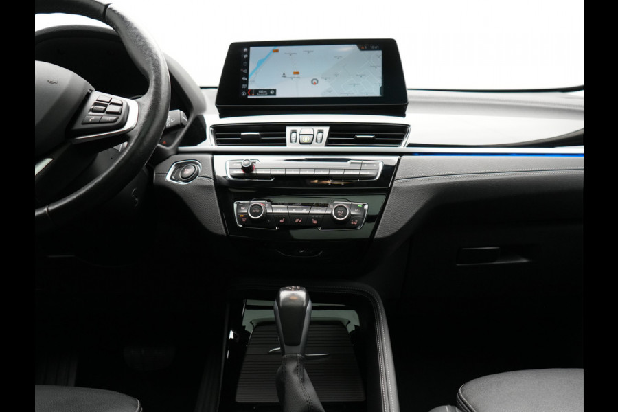 BMW X1 xDrive25e Sportline Plug In Hybrid 222pk Dealer O.H. PHEV | Trekhaak Afn. | Panodak | Head Up | Lederen Sportstoelen Verwarmd | LED Koplampen | Sfeerverlichting | Navigatie | Cruise Control | DAB |