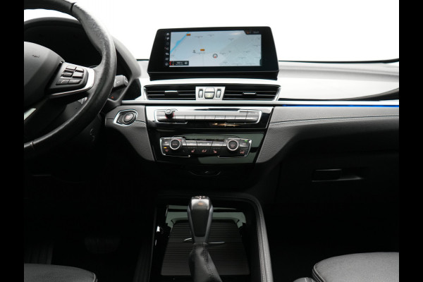 BMW X1 xDrive25e Sportline Plug In Hybrid 222pk Dealer O.H. PHEV | Trekhaak Afn. | Panodak | Head Up | Lederen Sportstoelen Verwarmd | LED Koplampen | Sfeerverlichting | Navigatie | Cruise Control | DAB |