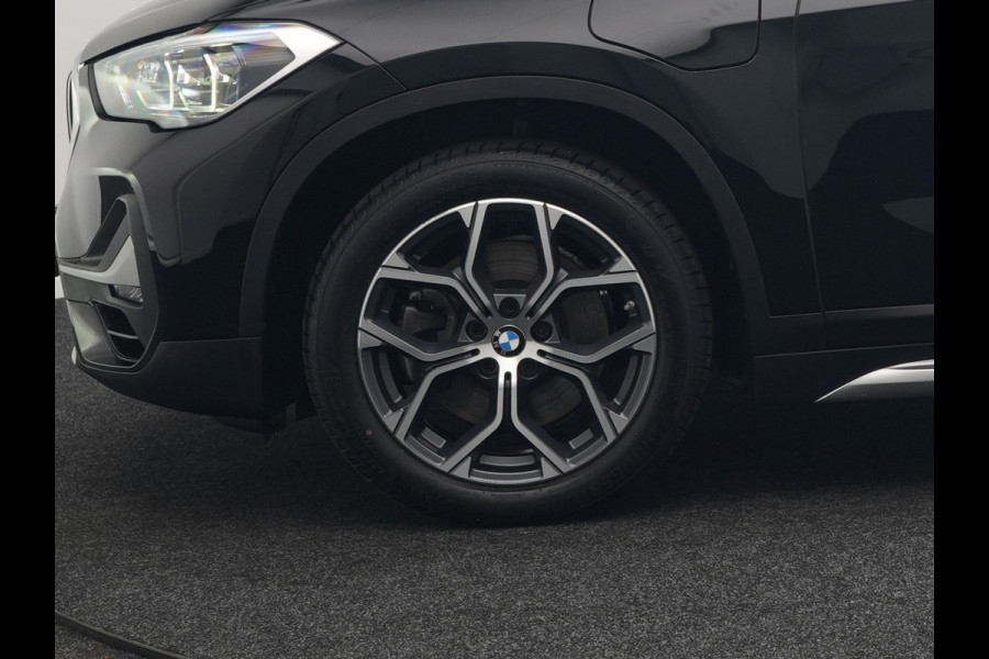 BMW X1 xDrive25e Sportline Plug In Hybrid 222pk Dealer O.H. PHEV | Trekhaak Afn. | Panodak | Head Up | Lederen Sportstoelen Verwarmd | LED Koplampen | Sfeerverlichting | Navigatie | Cruise Control | DAB |