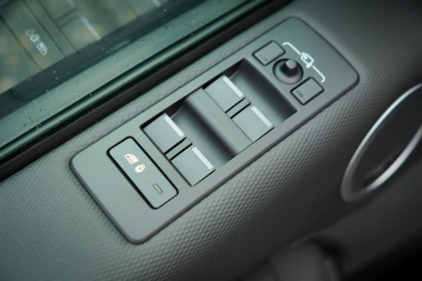 Land Rover Discovery 3.0 D250 R-Dynamic SE / VAN / Pano / Trekhaak / Grijs Kenteken / Excl BTW