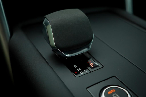 Land Rover Discovery 3.0 D250 R-Dynamic SE / VAN / Pano / Trekhaak / Grijs Kenteken / Excl BTW