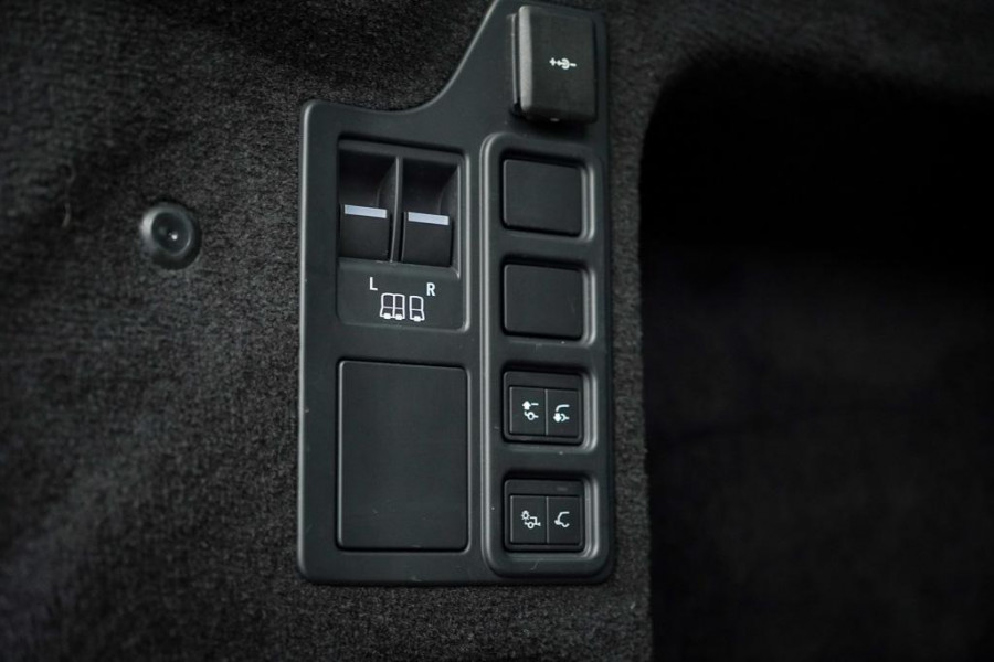 Land Rover Discovery 3.0 D250 R-Dynamic SE / VAN / Pano / Trekhaak / Grijs Kenteken / Excl BTW