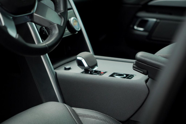 Land Rover Discovery 3.0 D250 R-Dynamic SE / VAN / Pano / Trekhaak / Grijs Kenteken / Excl BTW