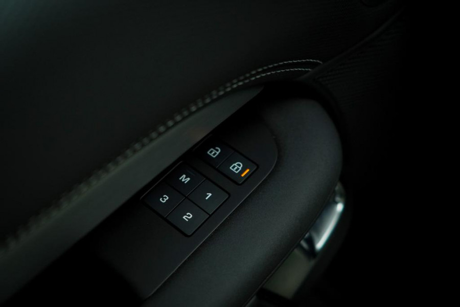 Land Rover Discovery 3.0 D250 R-Dynamic SE / VAN / Pano / Trekhaak / Grijs Kenteken / Excl BTW