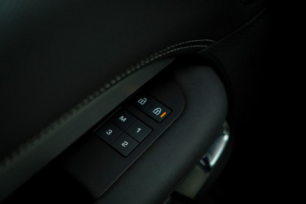 Land Rover Discovery 3.0 D250 R-Dynamic SE / VAN / Pano / Trekhaak / Grijs Kenteken / Excl BTW