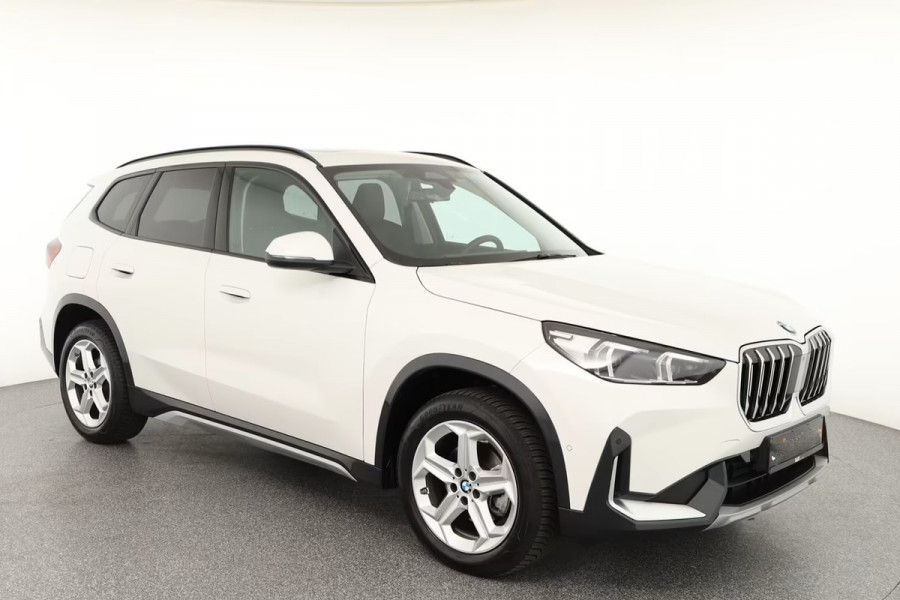 BMW X1 sDrive18iA xLine ** ADAPT. LED, LEDER, PANORAMA, TREKH, ADAPT. CRUISE, ACT. SPORTST ** 1e EIG - Ex BMW-AG - UNFALLFREI ** ** INFORMEER OOK NAAR ONZE AANTREKKELIJKE FINANCIAL-LEASE TARIEVEN **