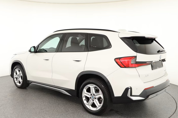 BMW X1 sDrive18iA xLine ** ADAPT. LED, LEDER, PANORAMA, TREKH, ADAPT. CRUISE, ACT. SPORTST ** 1e EIG - Ex BMW-AG - UNFALLFREI ** ** INFORMEER OOK NAAR ONZE AANTREKKELIJKE FINANCIAL-LEASE TARIEVEN **