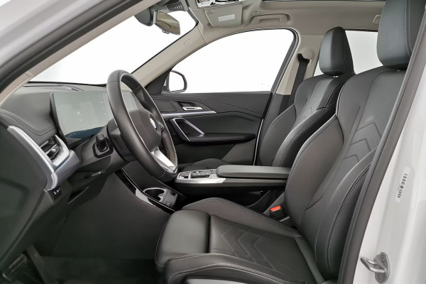 BMW X1 sDrive18iA xLine ** ADAPT. LED, LEDER, PANORAMA, TREKH, ADAPT. CRUISE, ACT. SPORTST ** 1e EIG - Ex BMW-AG - UNFALLFREI ** ** INFORMEER OOK NAAR ONZE AANTREKKELIJKE FINANCIAL-LEASE TARIEVEN **