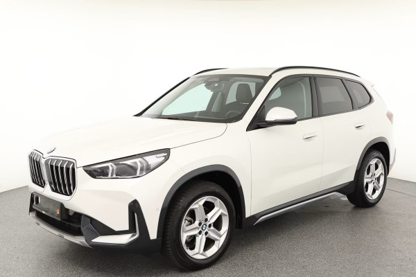 BMW X1 sDrive18iA xLine ** ADAPT. LED, LEDER, PANORAMA, TREKH, ADAPT. CRUISE, ACT. SPORTST ** 1e EIG - Ex BMW-AG - UNFALLFREI ** ** INFORMEER OOK NAAR ONZE AANTREKKELIJKE FINANCIAL-LEASE TARIEVEN **