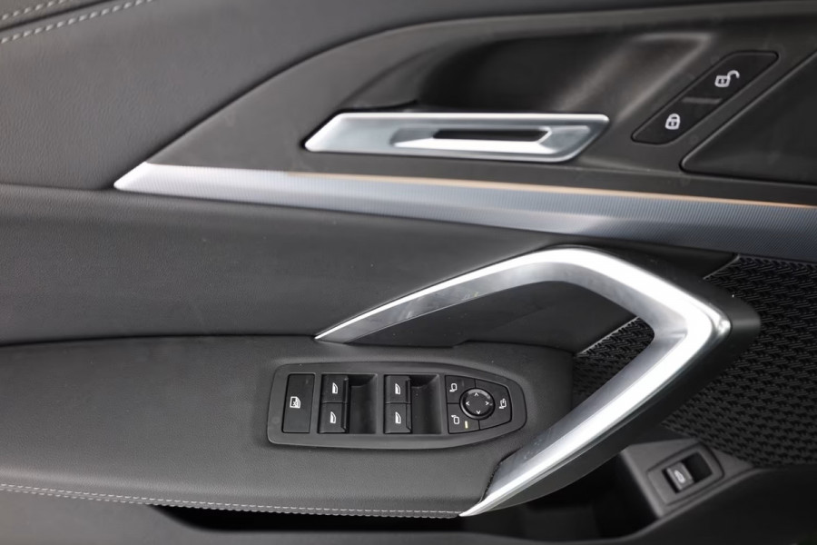 BMW X1 sDrive18iA xLine ** ADAPT. LED, LEDER, PANORAMA, TREKH, ADAPT. CRUISE, ACT. SPORTST ** 1e EIG - Ex BMW-AG - UNFALLFREI ** ** INFORMEER OOK NAAR ONZE AANTREKKELIJKE FINANCIAL-LEASE TARIEVEN **