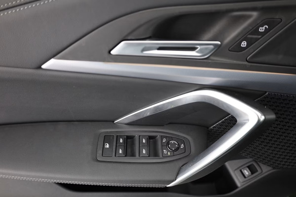 BMW X1 sDrive18iA xLine ** ADAPT. LED, LEDER, PANORAMA, TREKH, ADAPT. CRUISE, ACT. SPORTST ** 1e EIG - Ex BMW-AG - UNFALLFREI ** ** INFORMEER OOK NAAR ONZE AANTREKKELIJKE FINANCIAL-LEASE TARIEVEN **