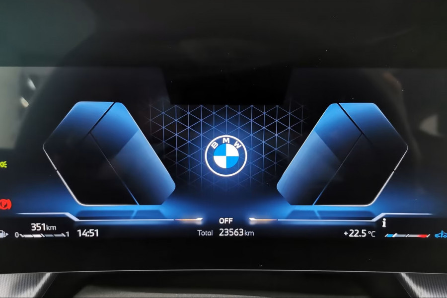 BMW X1 sDrive18iA xLine ** ADAPT. LED, LEDER, PANORAMA, TREKH, ADAPT. CRUISE, ACT. SPORTST ** 1e EIG - Ex BMW-AG - UNFALLFREI ** ** INFORMEER OOK NAAR ONZE AANTREKKELIJKE FINANCIAL-LEASE TARIEVEN **