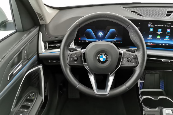 BMW X1 sDrive18iA xLine ** ADAPT. LED, LEDER, PANORAMA, TREKH, ADAPT. CRUISE, ACT. SPORTST ** 1e EIG - Ex BMW-AG - UNFALLFREI ** ** INFORMEER OOK NAAR ONZE AANTREKKELIJKE FINANCIAL-LEASE TARIEVEN **
