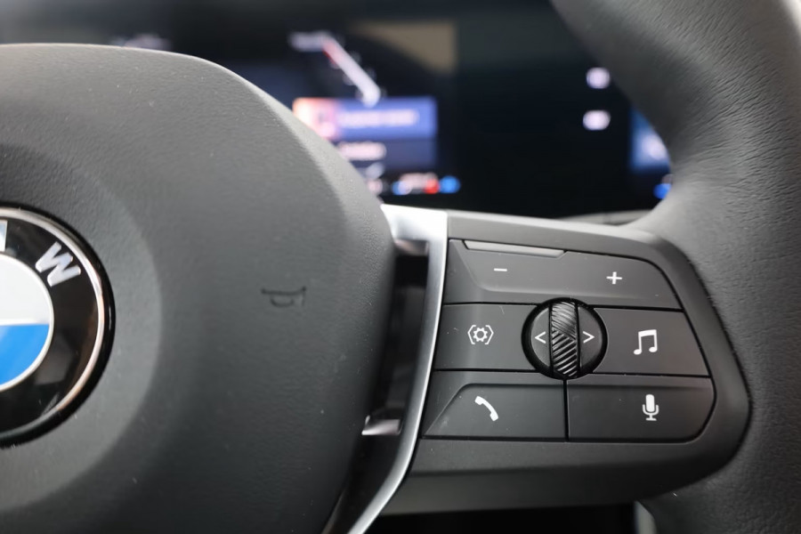 BMW X1 sDrive18iA xLine ** ADAPT. LED, LEDER, PANORAMA, TREKH, ADAPT. CRUISE, ACT. SPORTST ** 1e EIG - Ex BMW-AG - UNFALLFREI ** ** INFORMEER OOK NAAR ONZE AANTREKKELIJKE FINANCIAL-LEASE TARIEVEN **