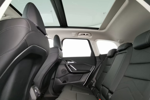 BMW X1 sDrive18iA xLine ** ADAPT. LED, LEDER, PANORAMA, TREKH, ADAPT. CRUISE, ACT. SPORTST ** 1e EIG - Ex BMW-AG - UNFALLFREI ** ** INFORMEER OOK NAAR ONZE AANTREKKELIJKE FINANCIAL-LEASE TARIEVEN **