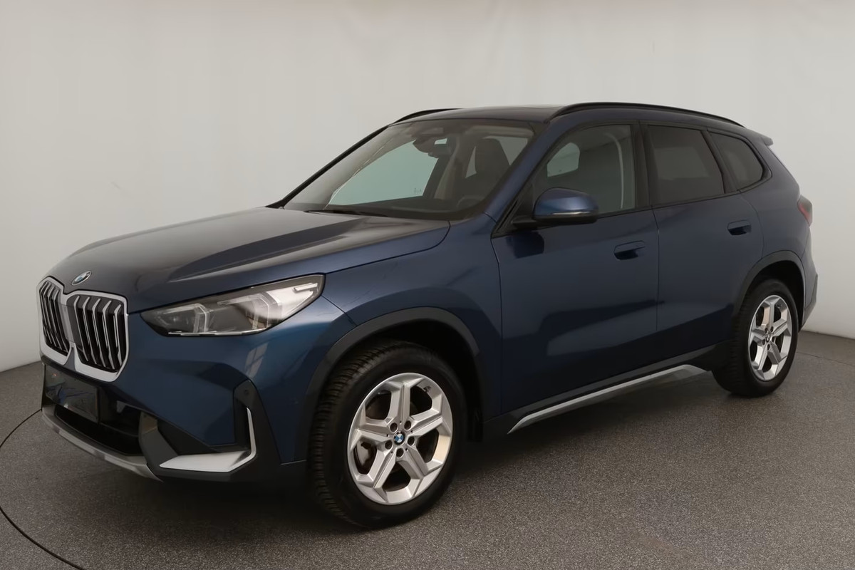 BMW X1 sDrive18iA xLine ** ADAPT. LED, LEDER, PANORAMA, TREKH, ADAPT. CRUISE, ACT. SPORTST ** 1e EIG - Ex BMW-AG - UNFALLFREI ** ** INFORMEER OOK NAAR ONZE AANTREKKELIJKE FINANCIAL-LEASE TARIEVEN **