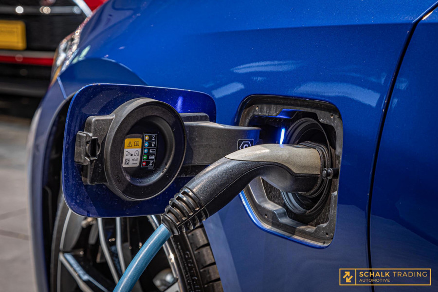 BMW 3 Serie 330E xDrive|Pano|M-Sport|TrekH|E-stoel|Garantie|HUD|1eig