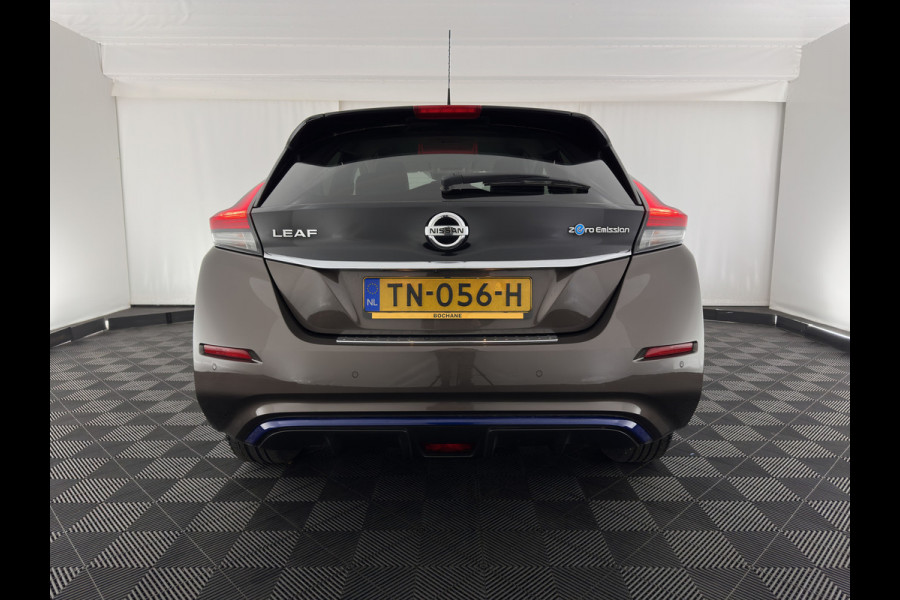 Nissan Leaf Tekna 40 kWh { SOH-92% } (INCL-BTW ) *LUXURY-LEATHER | FULL-LED | KEYLESS | NAVI-FULLMAP | BLIND-SPOT | DAB+ | HEATED-COMFORTSEATS | DIGI-COCKPIT | PRIVACY-GLASS | TOPVIEW-CAMERA | 17"ALU*