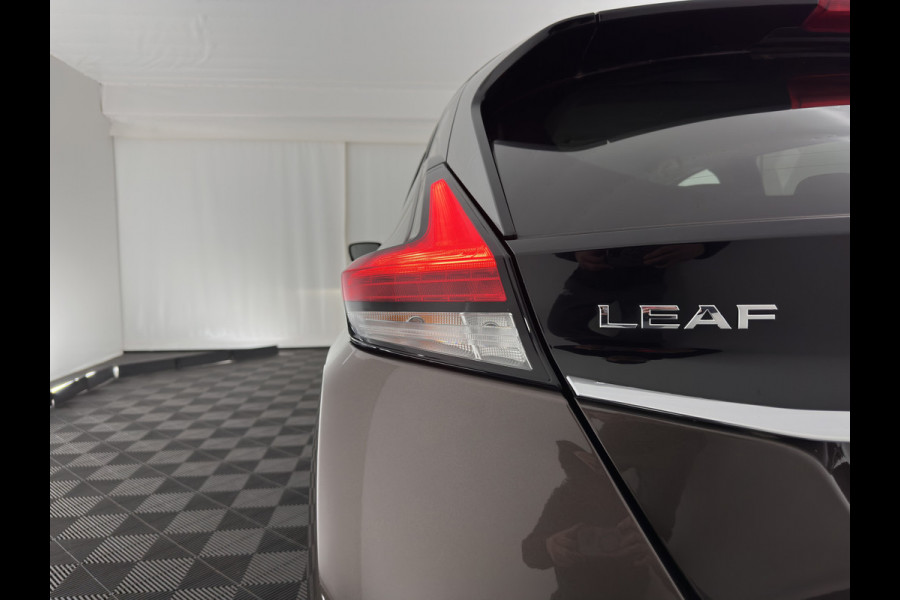 Nissan Leaf Tekna 40 kWh { SOH-92% } (INCL-BTW ) *LUXURY-LEATHER | FULL-LED | KEYLESS | NAVI-FULLMAP | BLIND-SPOT | DAB+ | HEATED-COMFORTSEATS | DIGI-COCKPIT | PRIVACY-GLASS | TOPVIEW-CAMERA | 17"ALU*