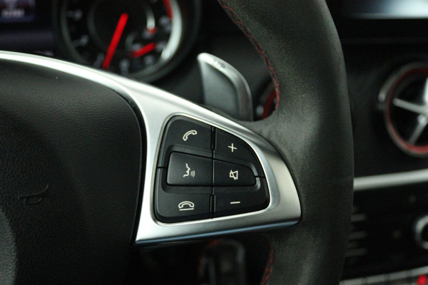 Mercedes-Benz A-Klasse AMG 45 4MATIC (PANORAMADAK, AERO PAKKET, KUIPSTOELEN, STOELVERWARMING, CAMERA, DEALER ONDERHOUDEN)