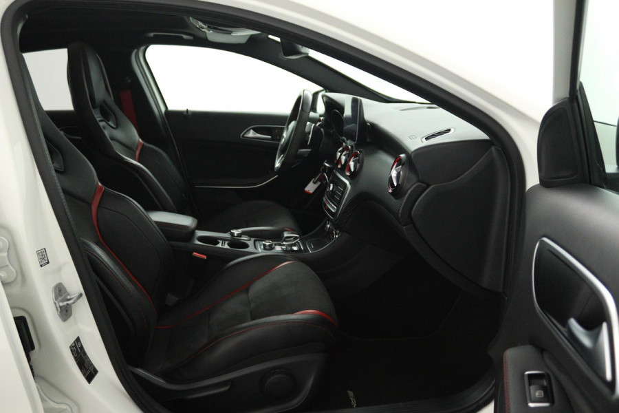 Mercedes-Benz A-Klasse AMG 45 4MATIC (PANORAMADAK, AERO PAKKET, KUIPSTOELEN, STOELVERWARMING, CAMERA, DEALER ONDERHOUDEN)