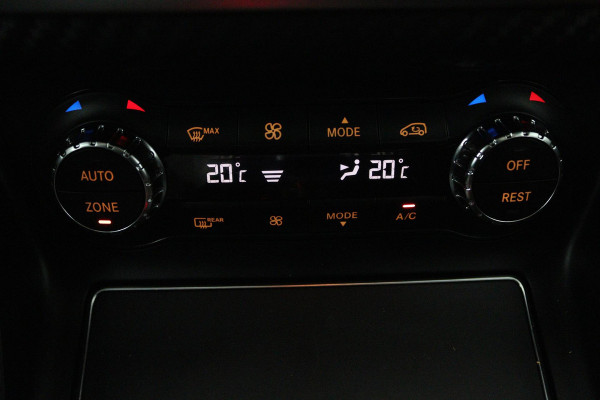 Mercedes-Benz A-Klasse AMG 45 4MATIC (PANORAMADAK, AERO PAKKET, KUIPSTOELEN, STOELVERWARMING, CAMERA, DEALER ONDERHOUDEN)