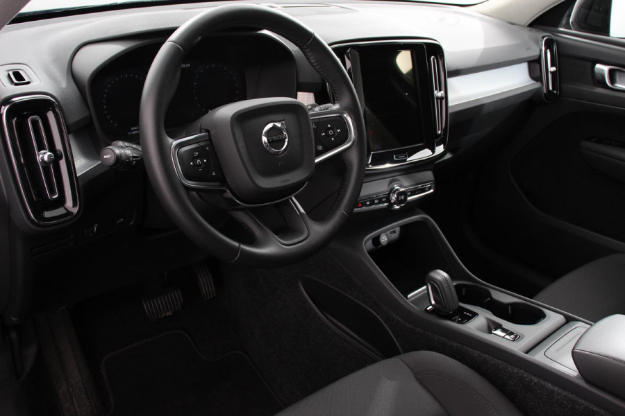 Volvo XC40 1.5 T3 163pk Automaat Momentum Navigatie Apple Carplay/Android Auto Stoelverwarming Parkeersensoren Adaptive Cruise Control Virtual Cockpit LED kop- en mistlampen Draadloos laden Sensus Connect met High Performance Sound