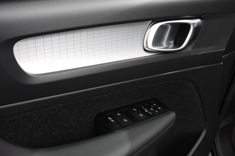 Volvo XC40 1.5 T3 163pk Automaat Momentum Navigatie Apple Carplay/Android Auto Stoelverwarming Parkeersensoren Adaptive Cruise Control Virtual Cockpit LED kop- en mistlampen Draadloos laden Sensus Connect met High Performance Sound
