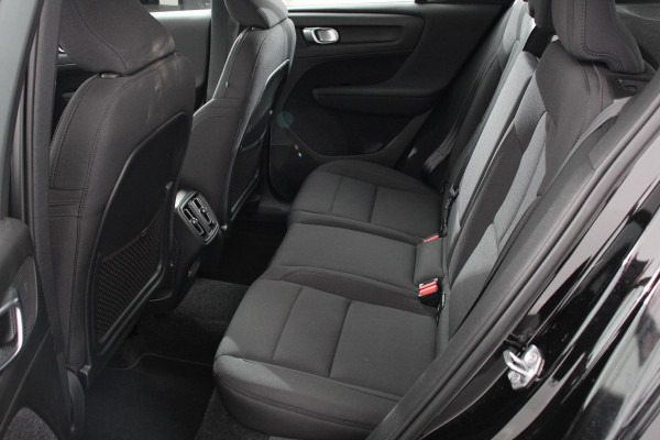 Volvo XC40 1.5 T3 163pk Automaat Momentum Navigatie Apple Carplay/Android Auto Stoelverwarming Parkeersensoren Adaptive Cruise Control Virtual Cockpit LED kop- en mistlampen Draadloos laden Sensus Connect met High Performance Sound
