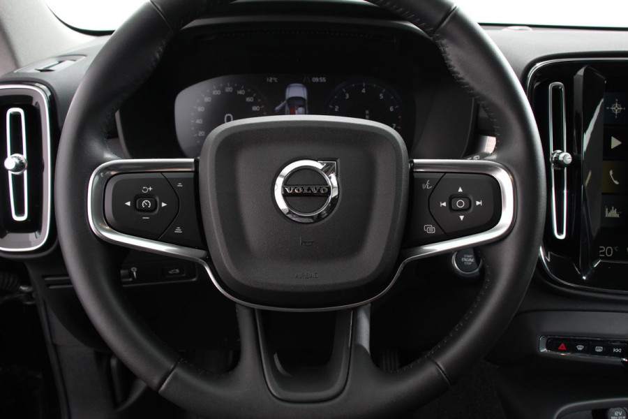 Volvo XC40 1.5 T3 163pk Automaat Momentum Navigatie Apple Carplay/Android Auto Stoelverwarming Parkeersensoren Adaptive Cruise Control Virtual Cockpit LED kop- en mistlampen Draadloos laden Sensus Connect met High Performance Sound