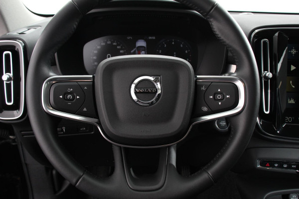 Volvo XC40 1.5 T3 163pk Automaat Momentum Navigatie Apple Carplay/Android Auto Stoelverwarming Parkeersensoren Adaptive Cruise Control Virtual Cockpit LED kop- en mistlampen Draadloos laden Sensus Connect met High Performance Sound