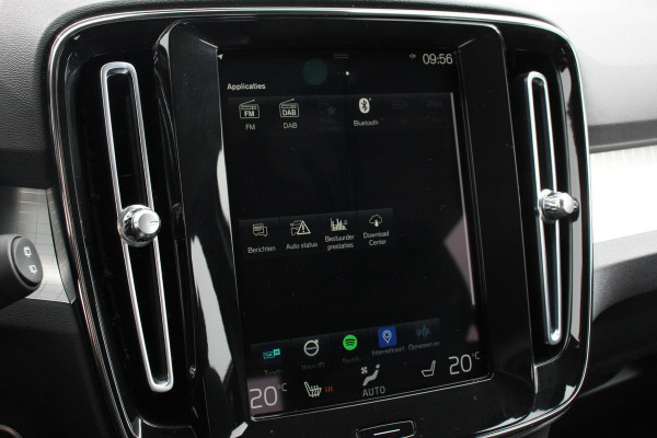 Volvo XC40 1.5 T3 163pk Automaat Momentum Navigatie Apple Carplay/Android Auto Stoelverwarming Parkeersensoren Adaptive Cruise Control Virtual Cockpit LED kop- en mistlampen Draadloos laden Sensus Connect met High Performance Sound