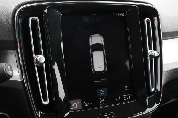 Volvo XC40 1.5 T3 163pk Automaat Momentum Navigatie Apple Carplay/Android Auto Stoelverwarming Parkeersensoren Adaptive Cruise Control Virtual Cockpit LED kop- en mistlampen Draadloos laden Sensus Connect met High Performance Sound