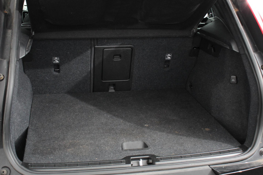 Volvo XC40 1.5 T3 163pk Automaat Momentum Navigatie Apple Carplay/Android Auto Stoelverwarming Parkeersensoren Adaptive Cruise Control Virtual Cockpit LED kop- en mistlampen Draadloos laden Sensus Connect met High Performance Sound