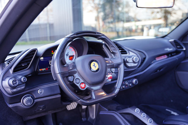 Ferrari 488 3.9 Spider HELE Passenger Display Carbon Lifting